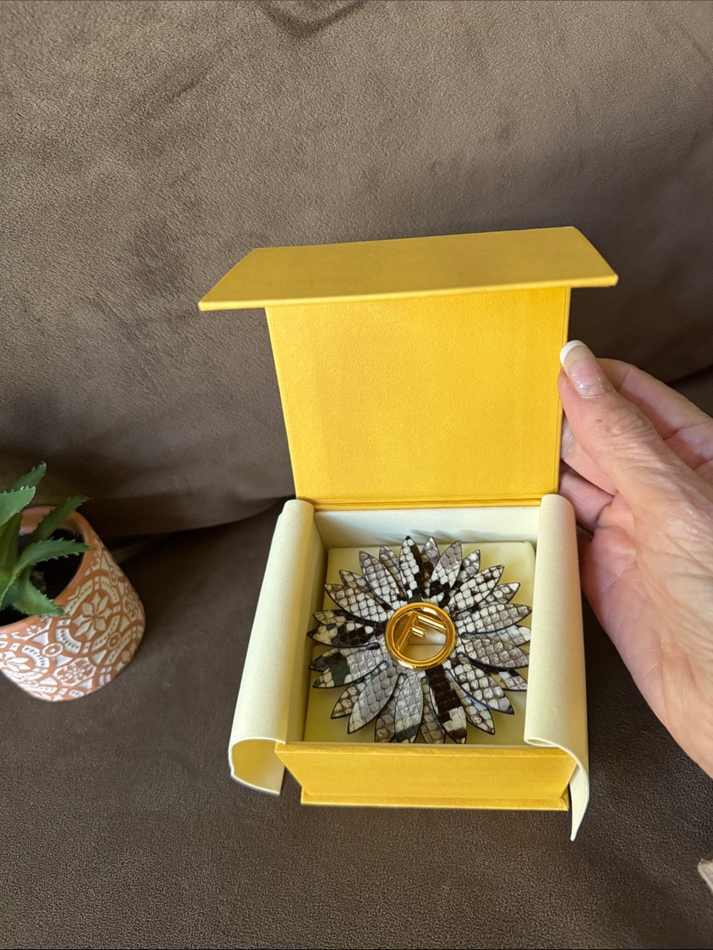 HOLD

Fendi Python Leather Magnetic Floral Brooch Bag Charm Made in Italy & Box - Picture 6 of 8